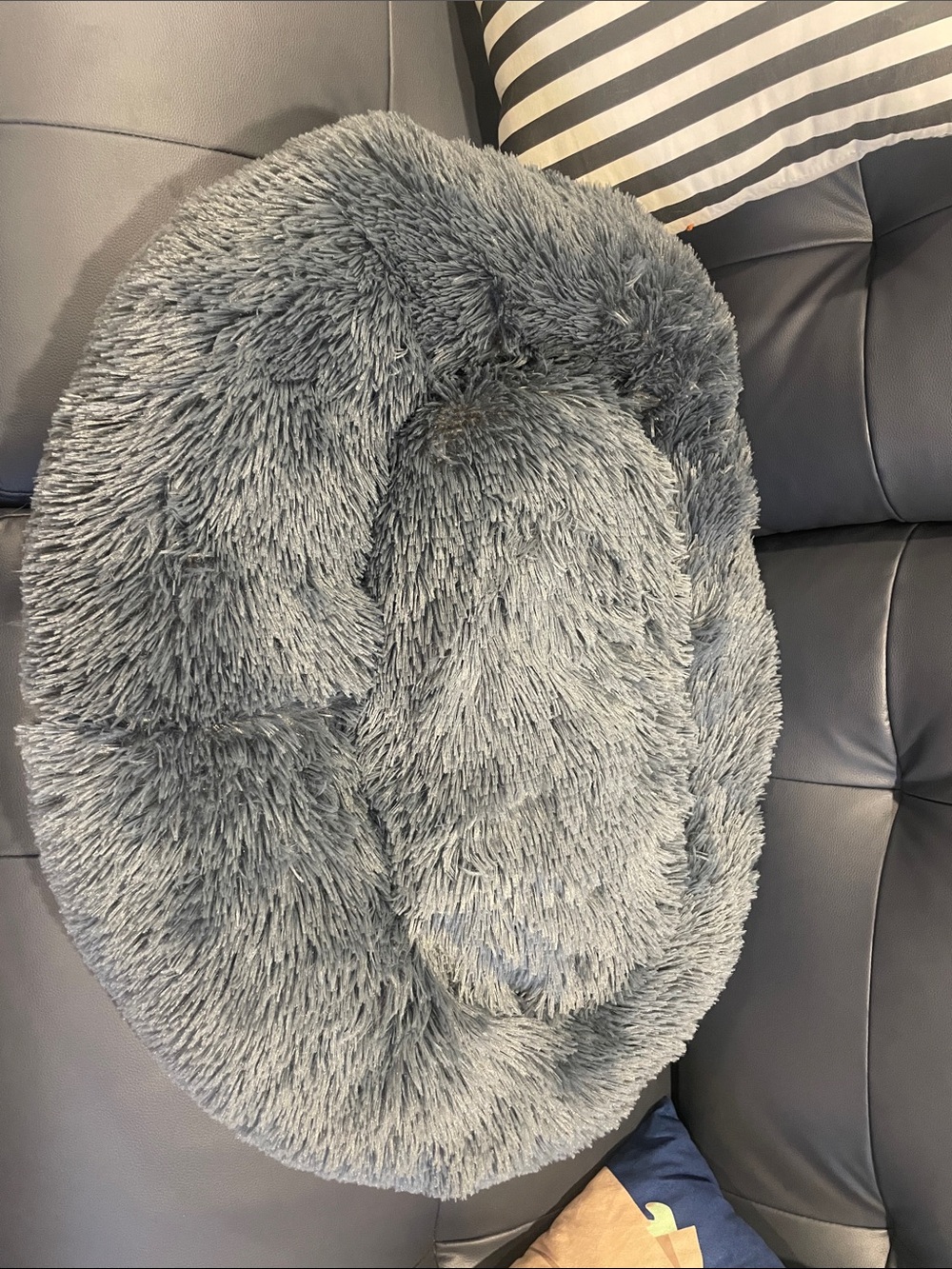 Plush Round Pet Bed — new without tags 30 ‘